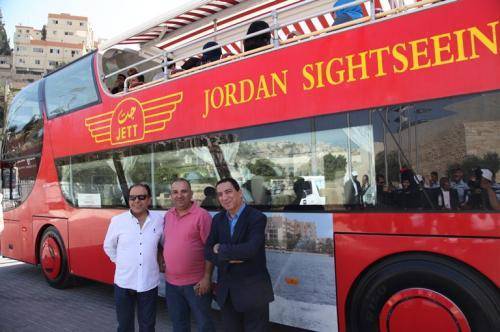 عناب ’دليل سياحي’ لطلبة ’سياحة الاردنية’ على حافلة جت المكشوفة