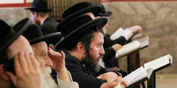 بالفيديو.. حاخام إسرائيلي يتحرش بقاصر داخل السوبرماركت