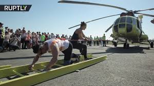 أقوى امرأة في روسيا تسحب مروحية وزنها 8.6 طن