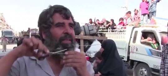 نساء منبج خلعن الأسود ورجالها حلقوا اللحية.. احتفالاً بخروج داعش