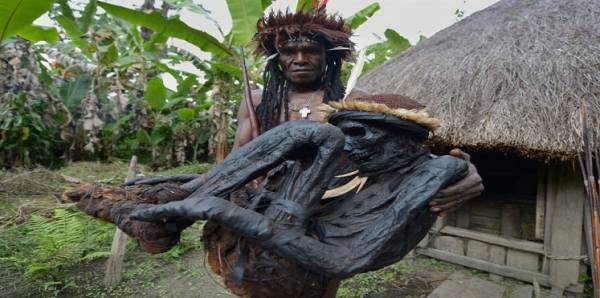 داني .. قبيلة إندونيسية تحنط جثامين الموتى لمئات السنوات (صور)