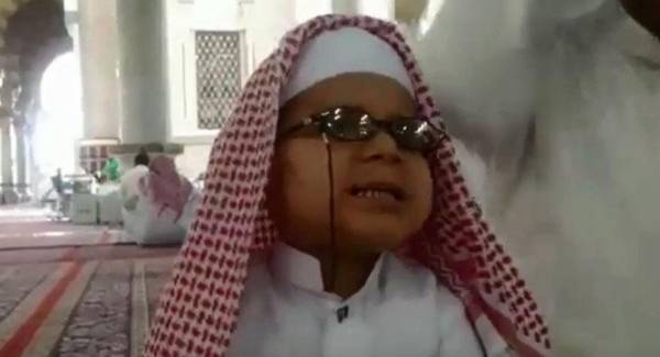 فيديو .. طفل كفيف حفظ القرآن عبر المذياع