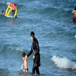 فرنسا توقف عشر نساء بسبب البوركيني