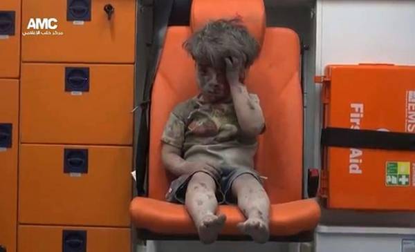 موسكو تنفي علاقتها بإصابة الطفل السوري عمران.. وتتهم الارهاببين