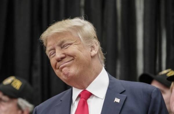 بالصور.. تماثيل عارية لترامب تنتشر في مدن أمريكية تسبب صدمة للمارة!!