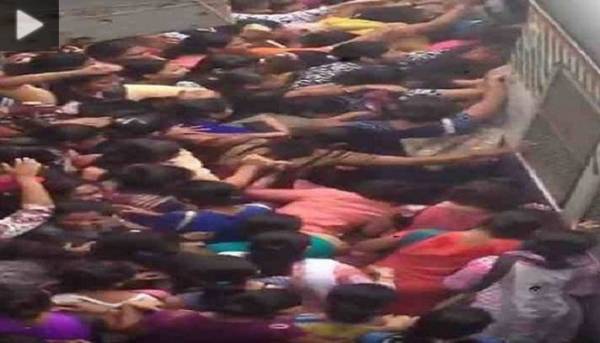 فيديو صادم.. لحظة صعود النساء لقطار في الهند