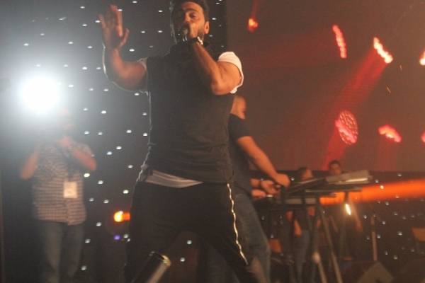 النجم تامر حسني يشعل مدرجات الأرينا في عمان الأهلية  فيديو وصور