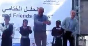 مسؤول ياباني يرقص الدحيّة في غزة
