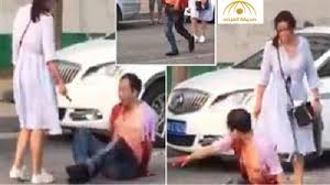 بالفيديو: امرأة تطعن زوجها الخائن في الشارع!!