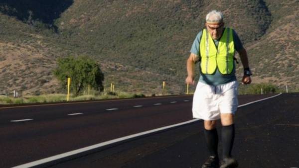 مسن يقطع أمريكا جريا من الساحل إلى الساحل