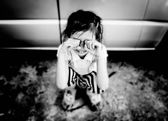 عجوز تخطف طفلتين لإجبار الأم على بيع كليتها