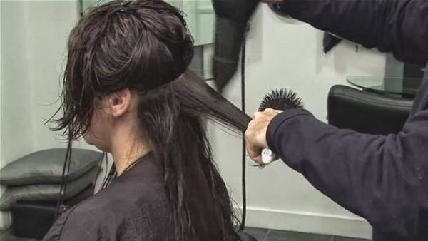 مرشحة السشوار والتاتو تخوض الانتخابات في خامسة عمان..!!!