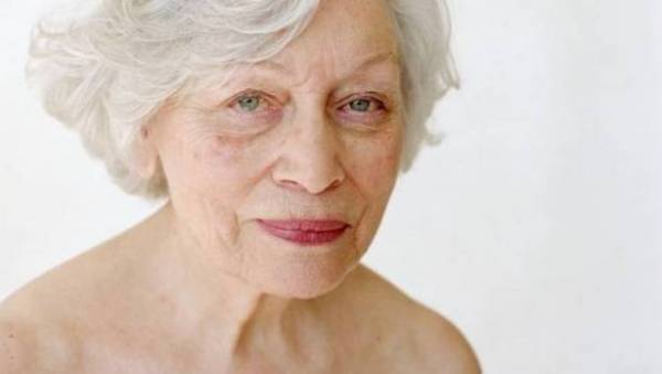 سيدة في الثمانين تسرق الرجال بهذه الطريقة