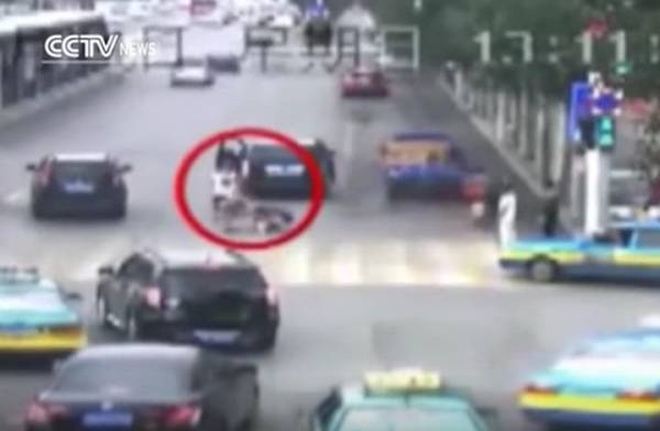 بالفيديو أم صينية تقتل طفلتها دهسا تحت عجلات سيارتها..!!