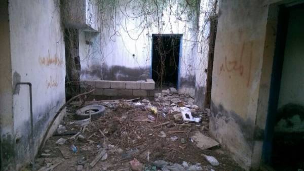 ضبط منزل مهجور يستعمل مستودعا لمطعم.. وضبط مواد غذائية بين النفايات!!