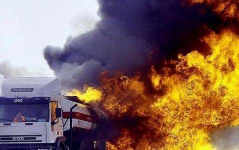 تدهور صهريج محمل بمادة الـ(t1) واشتعاله بالكامل في الزرقاء‎