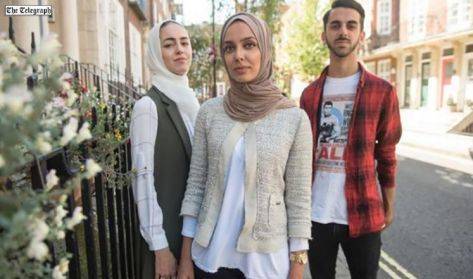 إنزال ثلاثة أشقاء مسلمين من طائرة بريطانية  صورة