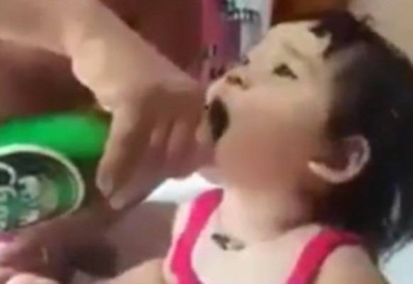 اب مجنون يسقي طفلته الرضيعة بيرة !!