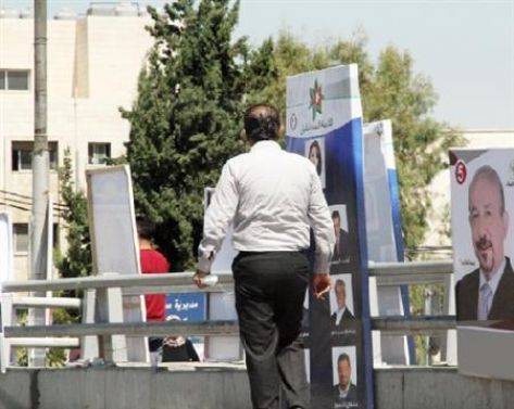 اللافتات الانتخابية... من القماش إلى «فليكس»