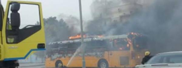 مجهولون يضرمون النار بـ 4 بـاصـات تابعة لمدرسة خـاصة فـي عمـان