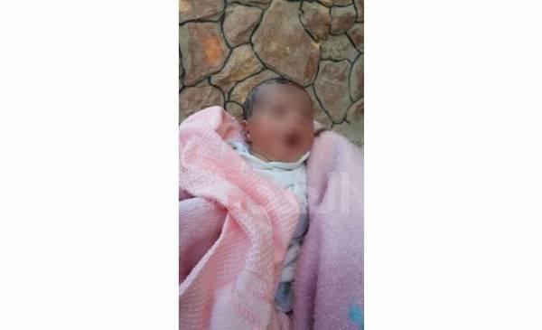 بالصور.. العثور على رضيعة ملقاة أمام مسجد في إربد