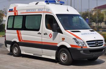 سيارة تدهس 4 أشخاص أثناء قطعهم شارعا في عمان