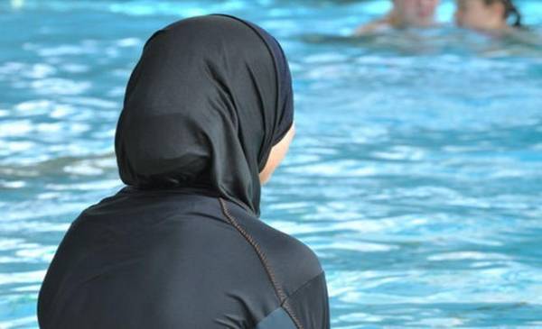 القضاء الفرنسي يعلق قرار حظر البوركيني