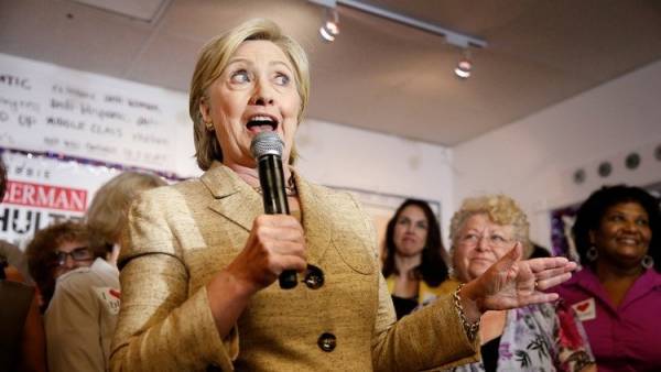 اختفاء الوثائق الخاصة بانتحار صديق هيلاري الحميم