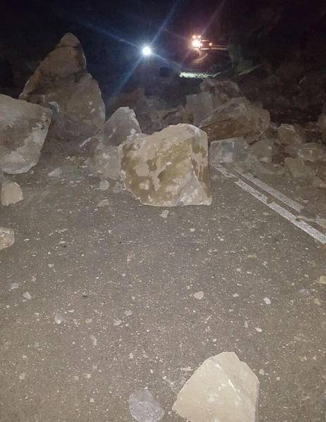 صخرة تنهي حياة فتاة وتصيب عمها في ماحص