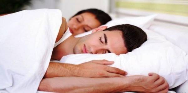 دراسة تحذر من نوم الرجل بجانب زوجته يوميًا لهذا السبب