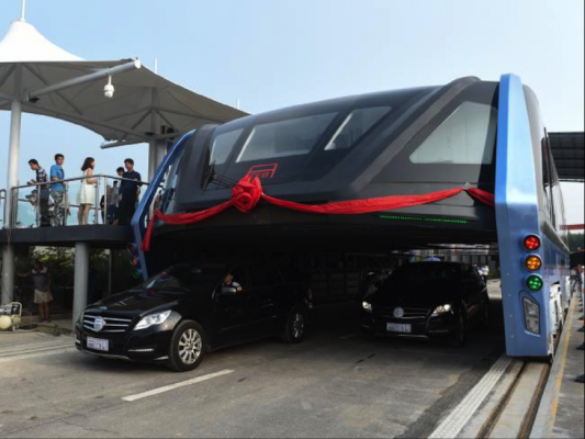 الصين تفعلها أخيرًا أول حافلة معلّقة تمر فوق السيارات!