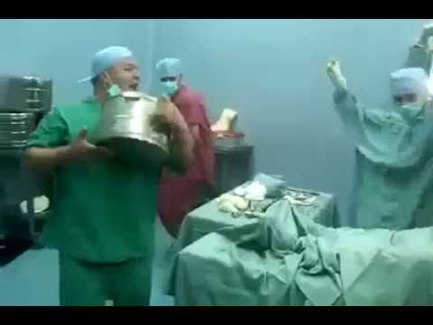 فيديو : وصلة رقص لأطباء أثناء عملية جراحية.. والمريض يضحك