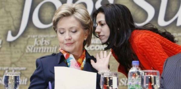 مساعدة لهيلاري كلينتون تطلب الطلاق بسبب فضيحة جنسية