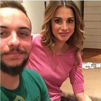 ولي العهد يهنئ الملكة بعيد ميلادها