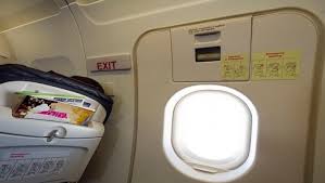 مسافر يحاول فتح باب طائرة وهي بالجو.... شاهد الفيديو