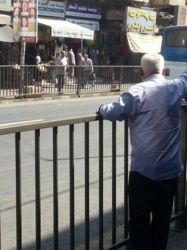 نقيب تجار المواد الغذائية خليل الحاج توفيق 5 أسواق على الاقل في شارع طلال قد تعرضت لضرر كبير جراء السياج الطويل.