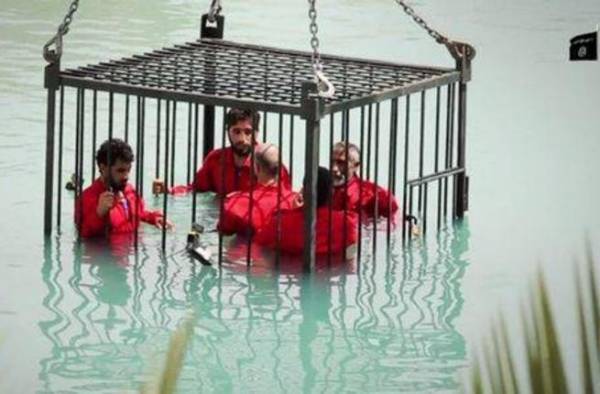 العراق داعش يُعدم 9 بشطرهم إلى نصفين بالمنشار الكهربائي