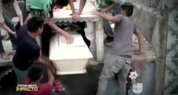 سمعوا أصواتاً من داخل القبر ففتحوا النعش!!