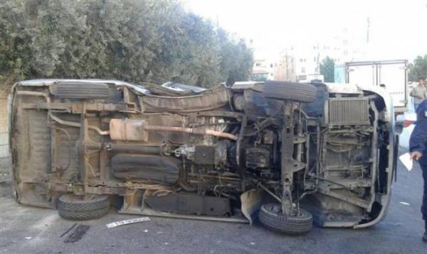 إصابة 6 طلاب في تصادم باص ومركبة بالمقابلين ...صور