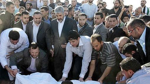 خالد مشعل يشيع جثمان والدته في عمان