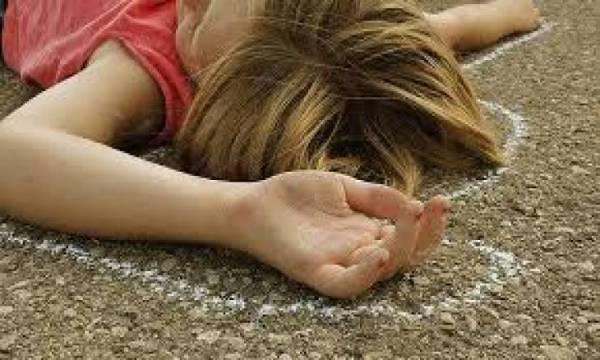 احذروا.. هذه الفتاة ماتت فجأة وعندما فحصوها وجدوا شيئًا غريبًا ومخيفًا!