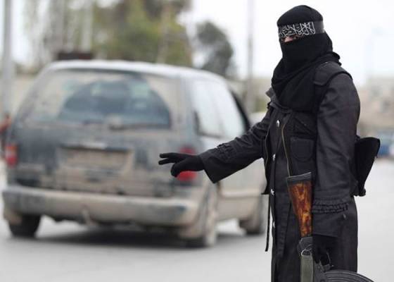 مجهولون يحطمون أسنان ام حنان أشهر عضاضات داعش