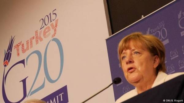 ميركل تجدد دعوتها لروسيا للتوصل لهدنة في حلب التي تشهد حربا بين المعارضة السورية