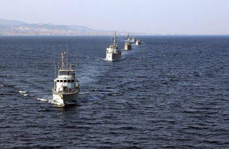 القوات البحرية تعترض زورقا بحريا دخل مياهنا وتقبض على قائده