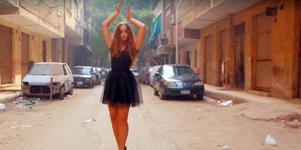 رقصت الباليه في شارع شعبي مزدحم.. فماذا كان رد فعل الناس؟