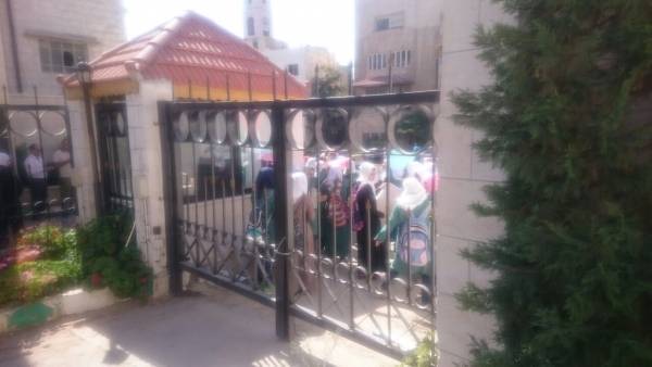 طالبات  فرع الاقتصاد المنزلي يعتصمن امام التربية ... شاهد الصور