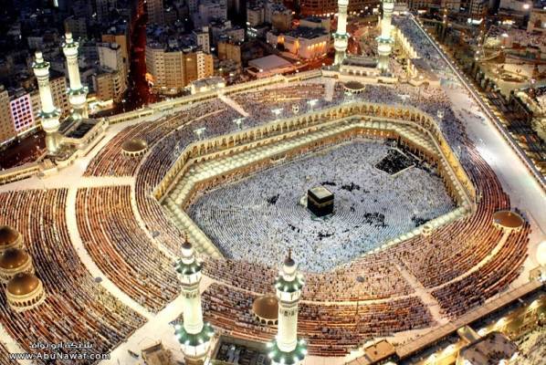 من عبد الحليم لأحمد حلمى.. شاهد 24 صورة للنجوم بملابس الإحرام