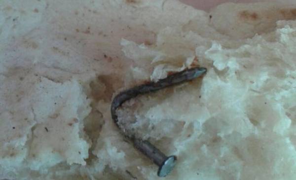 مخالفة مخبز باع خبزا بمسامير صدئة..!