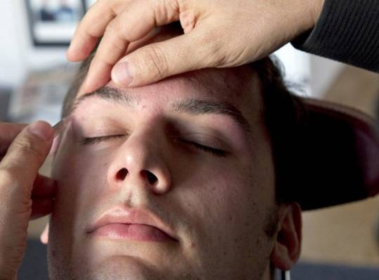 بالصور.. لن تصدق ما يطلبه بعض الرجال العرب في صالونات الحلاقة