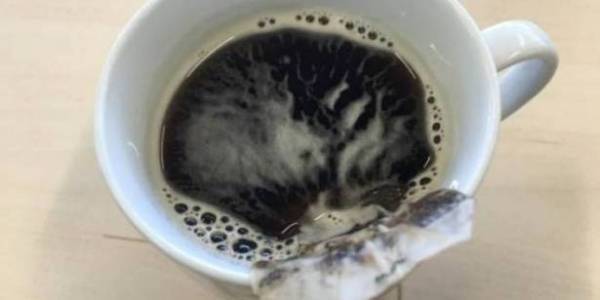 ما هو سرّ الرغوة البيضاء في أكواب الشاي؟